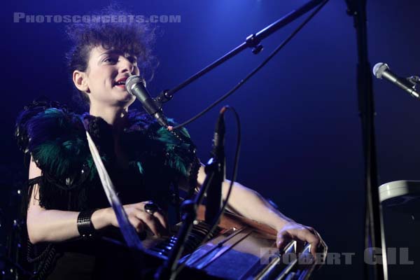 ALICE LEWIS - 2010-11-02 - PARIS - Le Bataclan - 